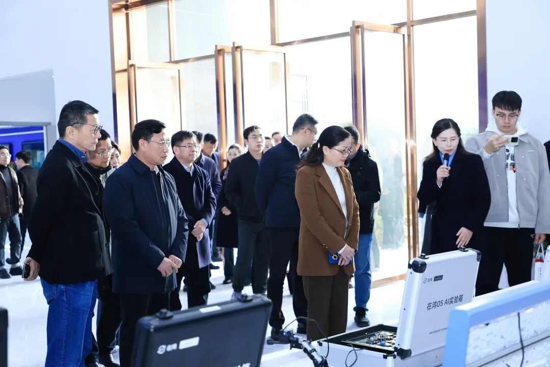 长沙市新一代信息技术公共实训基地正式启用!拓维信息携旗下开鸿智谷共筑鸿(图15) 1990686e-e566-11f0-8ce9-92fbcf53809c.jpg